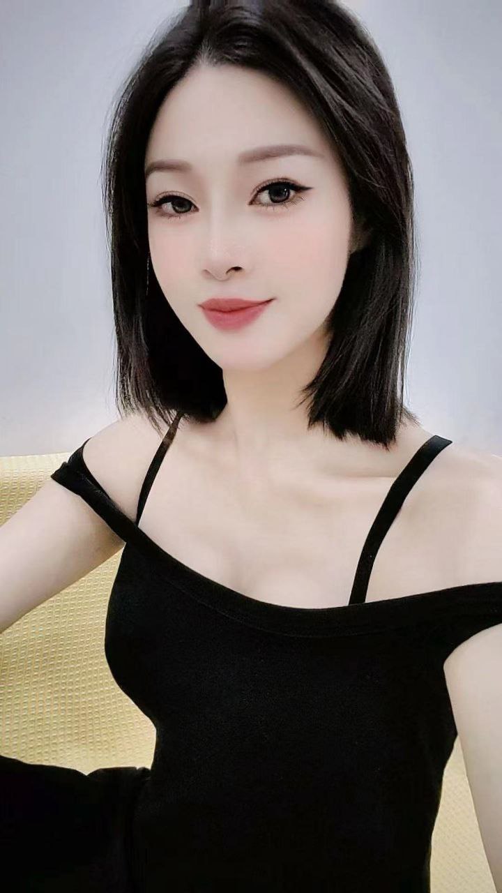 白云前凸后翘性感微微