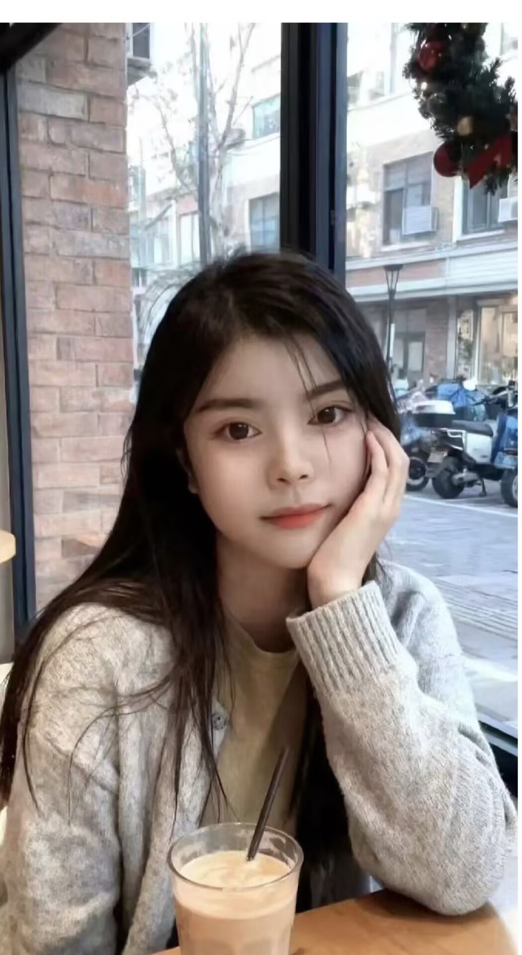 白云服务型美女-芳芳主图