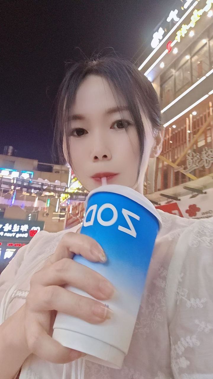 白云美女–小猫咪 2