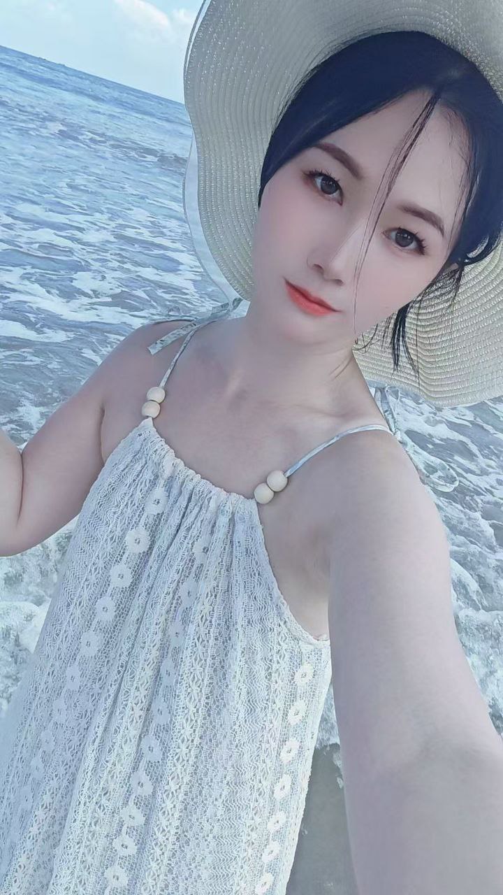 白云美女–小猫咪